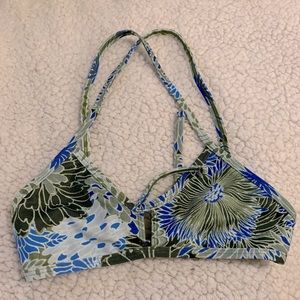 Jolyn clothing: printed triangle top